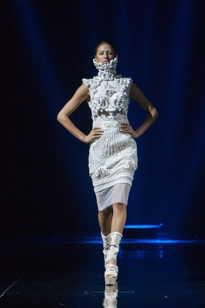 Cách pose dáng đúng trên sàn catwalk lại rất quan trọng