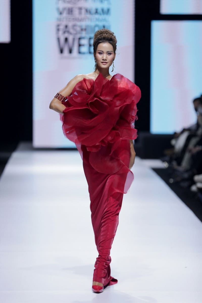 Lỗi sải chân của người mẫu quá dài hoặc quá ngắn