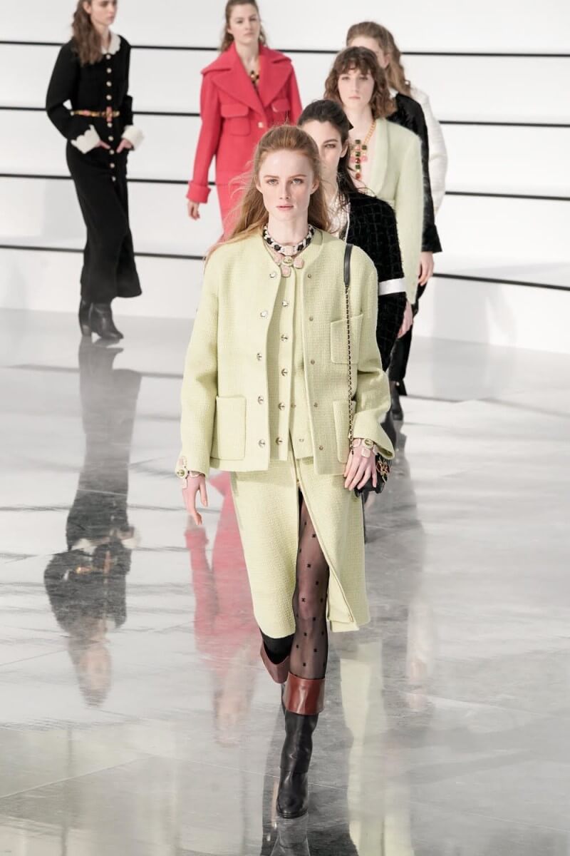 Vai - lưng thẳng và ngẩng cao đầu