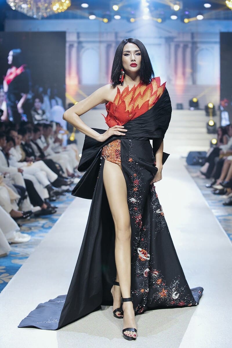 Kỹ thuật bước đi thẳng hàng trên sàn diễn