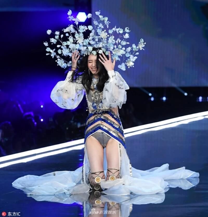Ming Xi ngã tại Victoria's Secret 2017