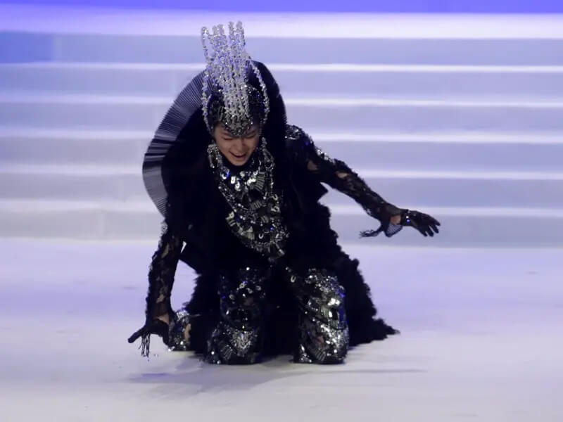 Một người mẫu đã vấp ngã