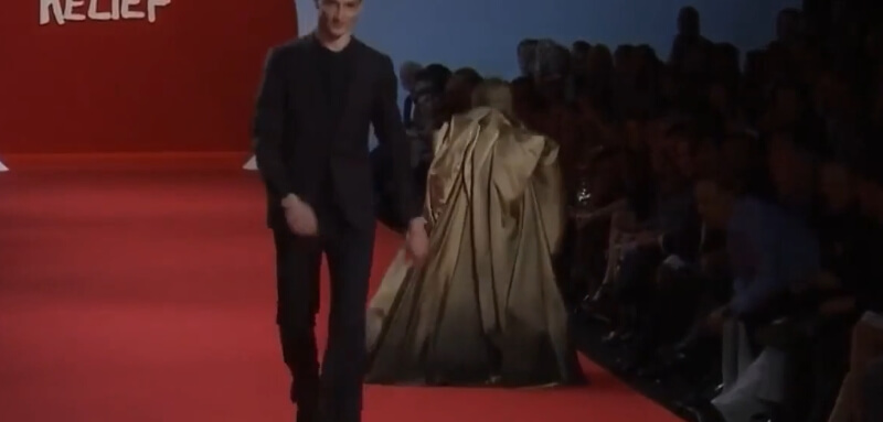 Người mẫu Lindsey Wixson ngã liên tục 4 lần