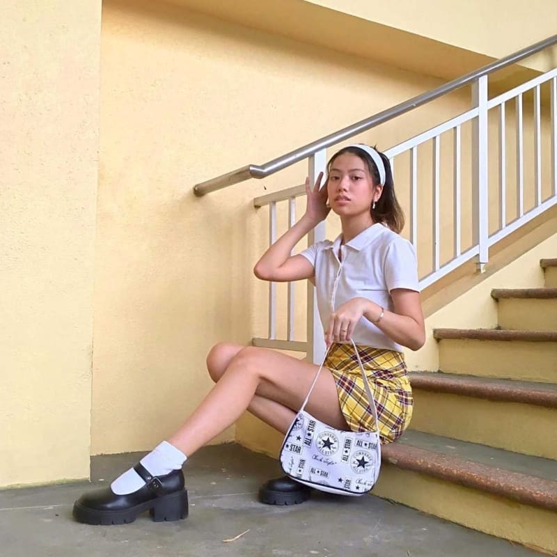 Tư thế tạo dáng ngồi trên cầu thang