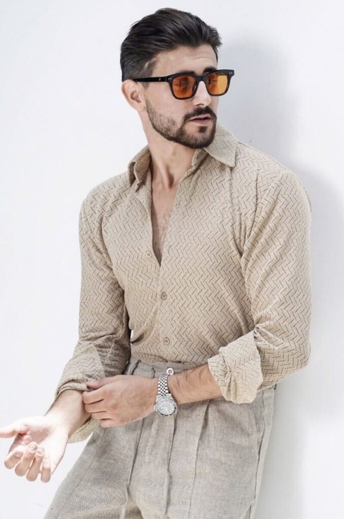 Tạo dáng lịch lãm cho mẫu ảnh nam