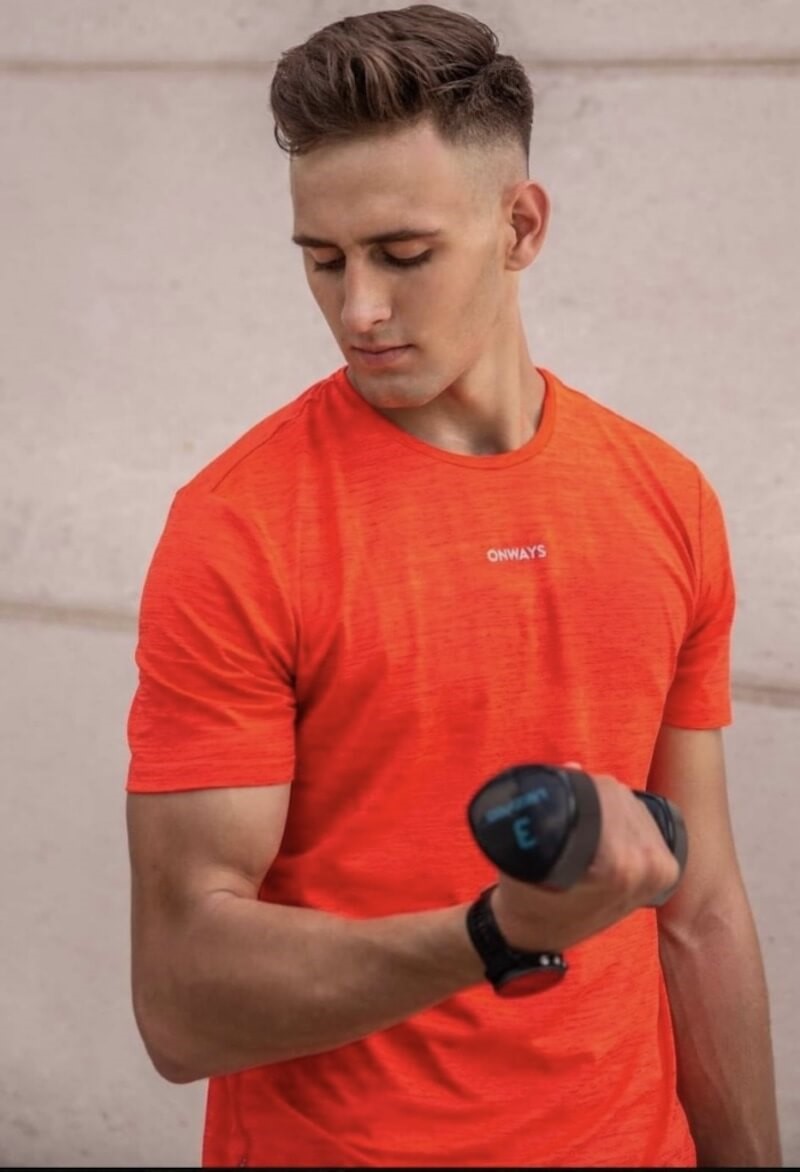 Tạo dáng thể thao mạnh mẽ